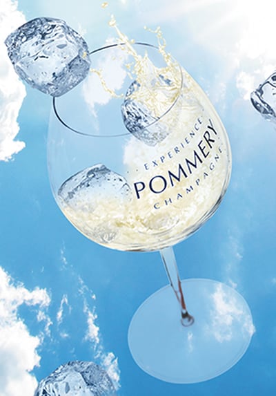 Een glas Pommery met een ijsklontje dat in het glas valt